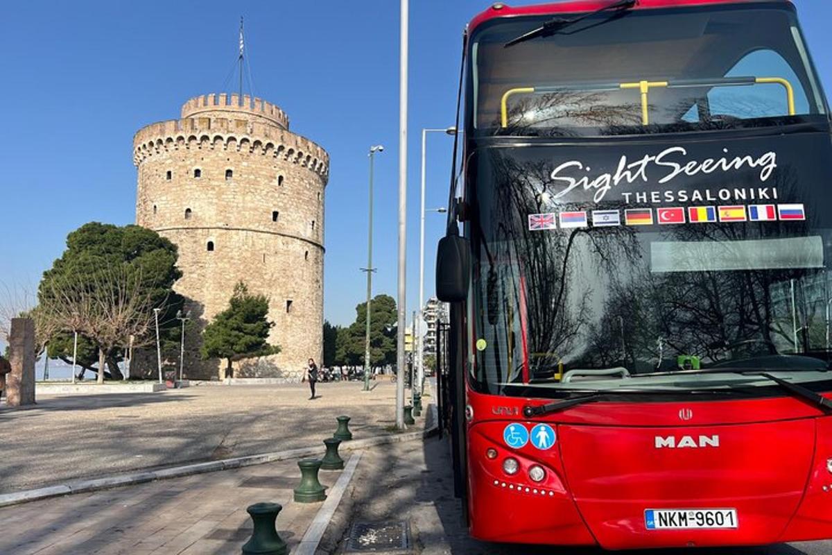 punane buss pargitud valge torni ette