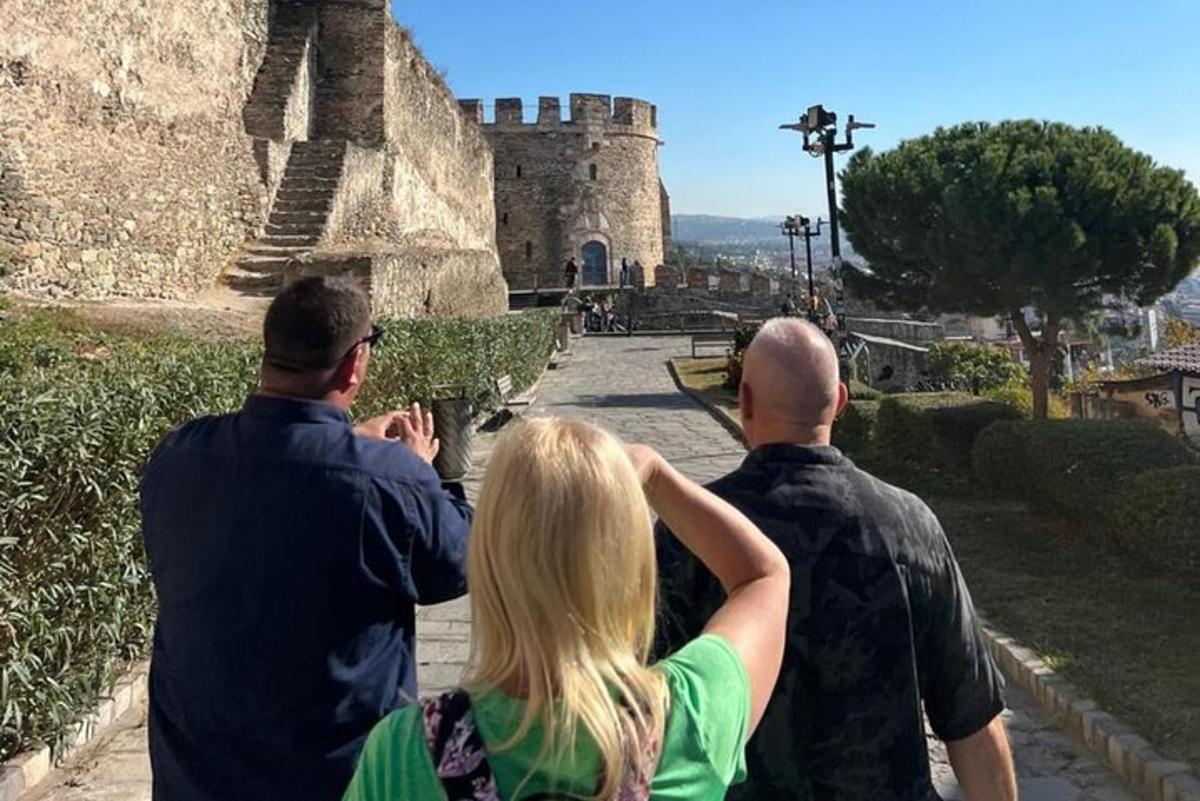 skupina tří lidí si prohlíží hrad