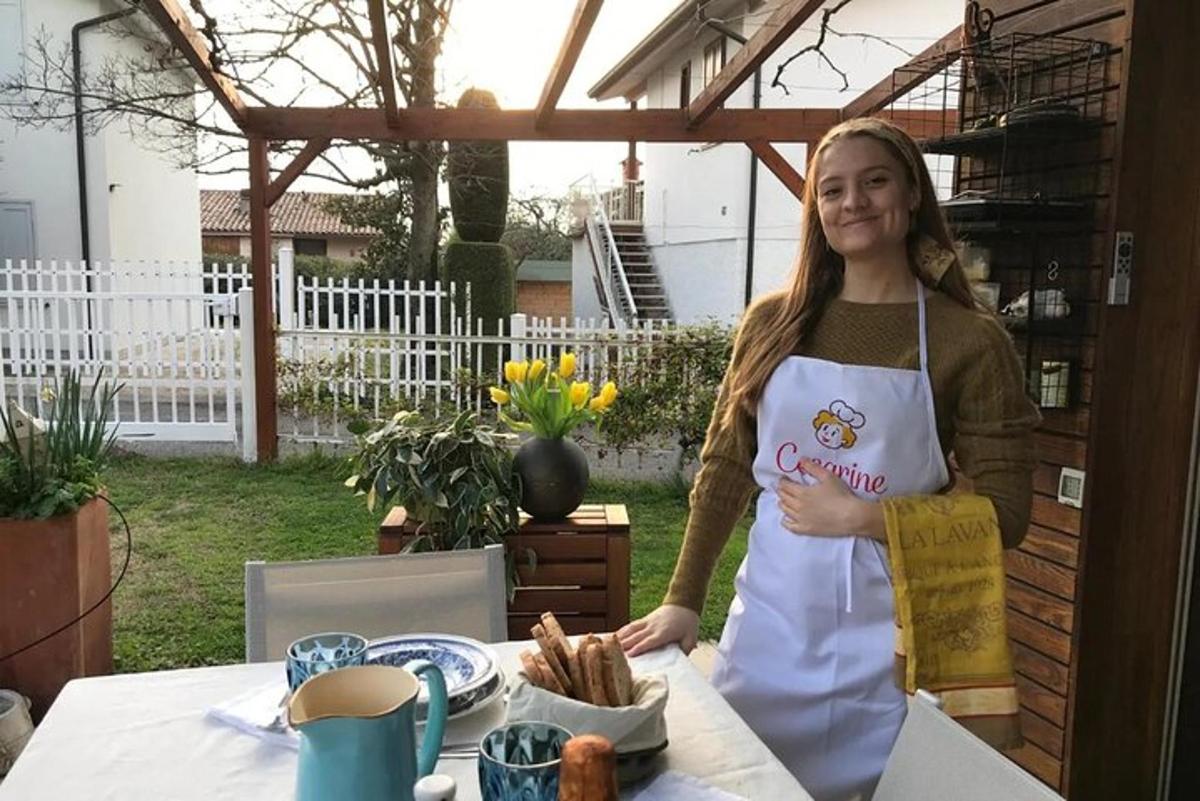 dívka v zástěře stojící vedle stolu
