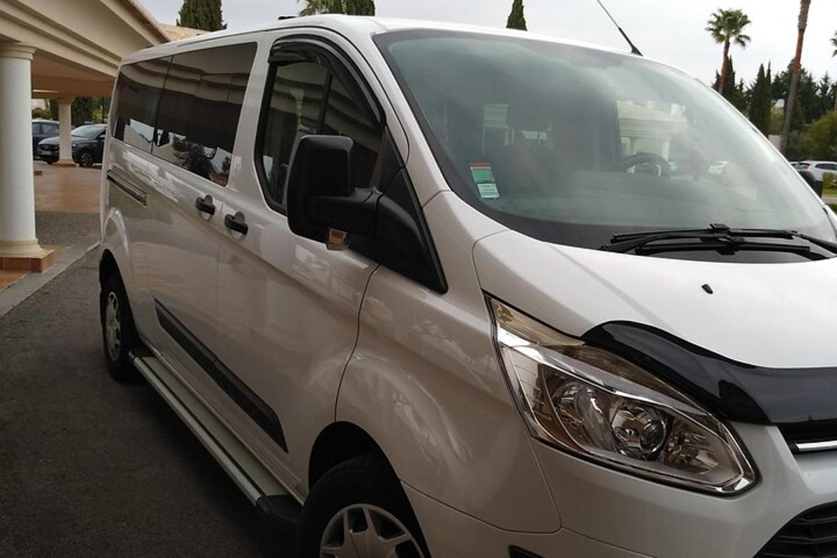 bel kombi parkiran na parkirišču