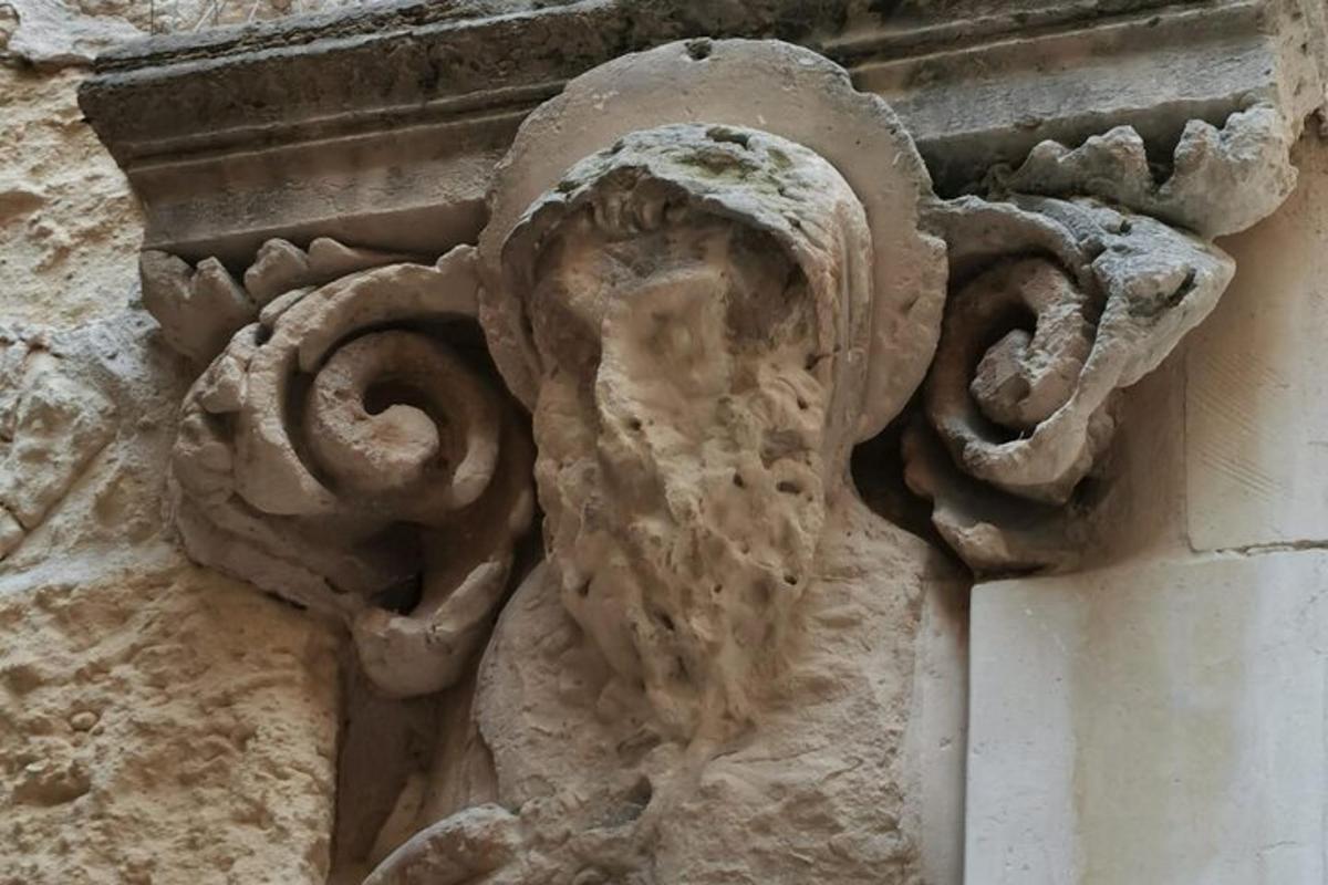 o sculptură în piatră pe lateralul unei clădiri