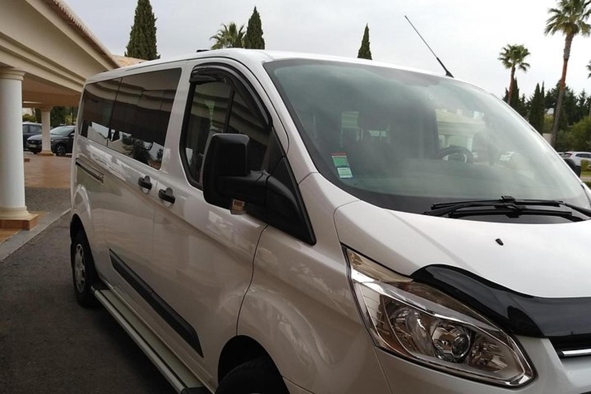 isang puting van ang nakaparada sa isang parking lot