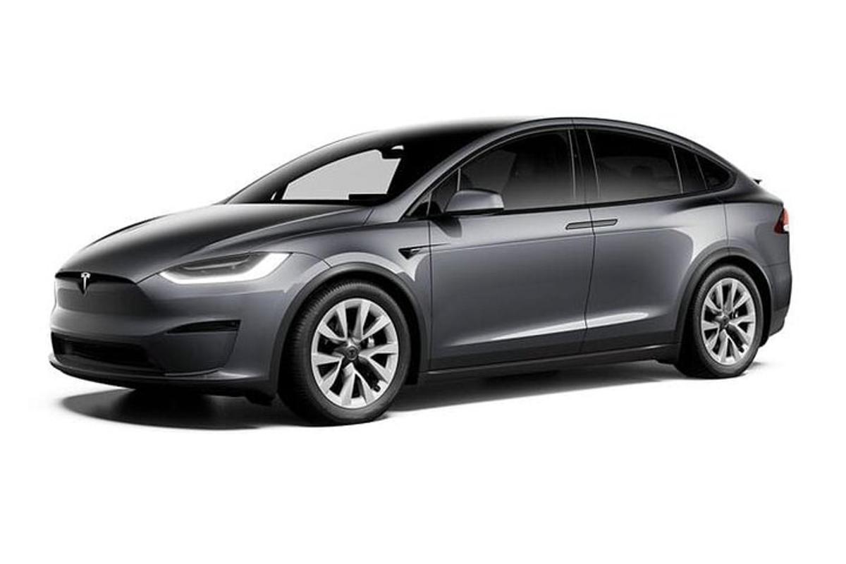 stříbrné auto izolované na bílém pozadí