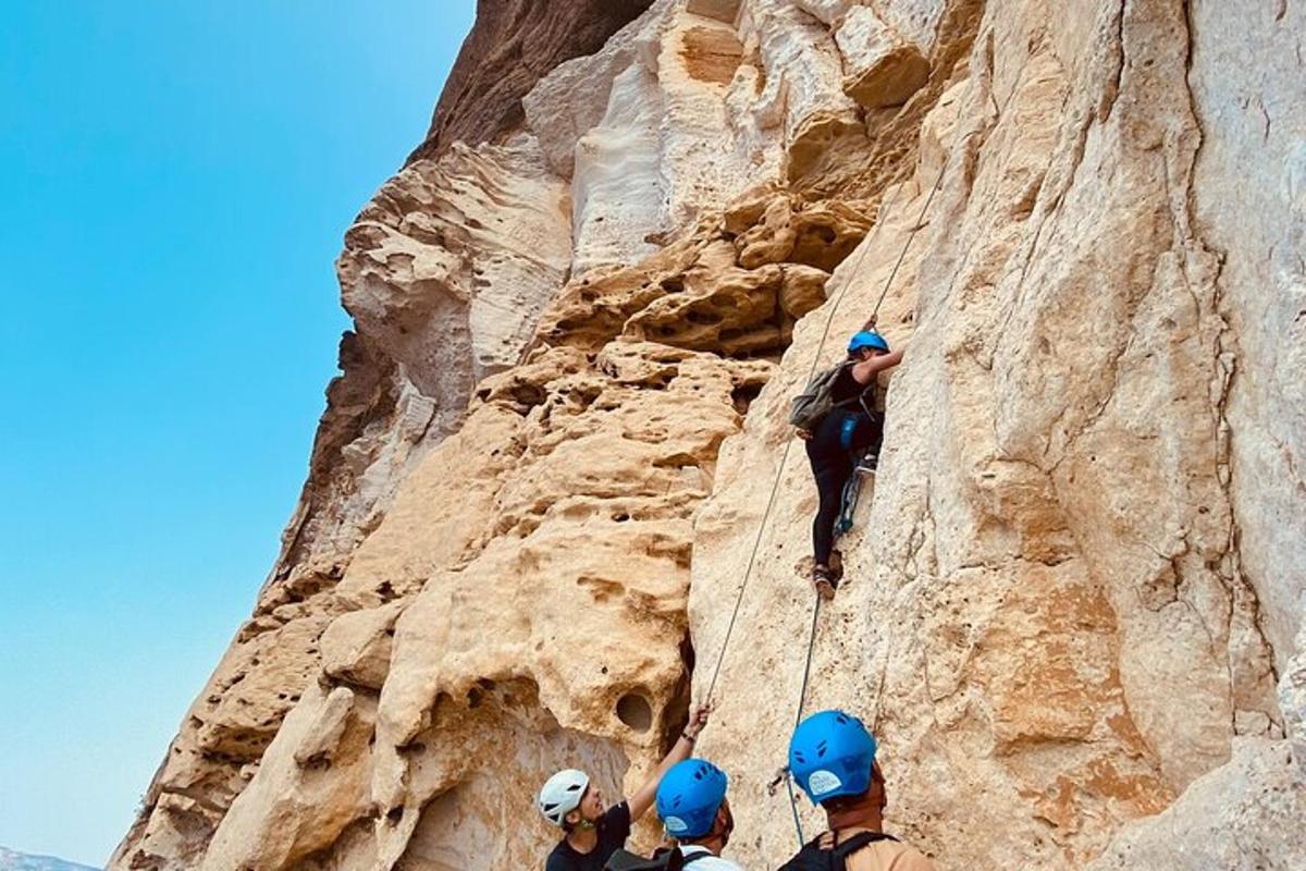 un grupo de personas escalando una pared de roca