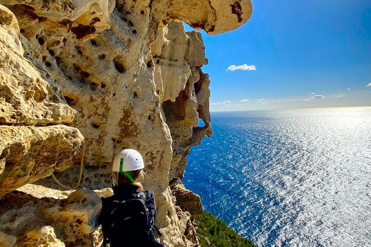 une personne sur une falaise regardant l'eau