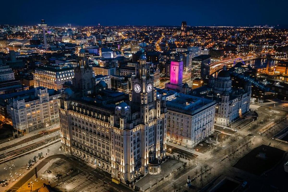 una vista aerea di una città di notte