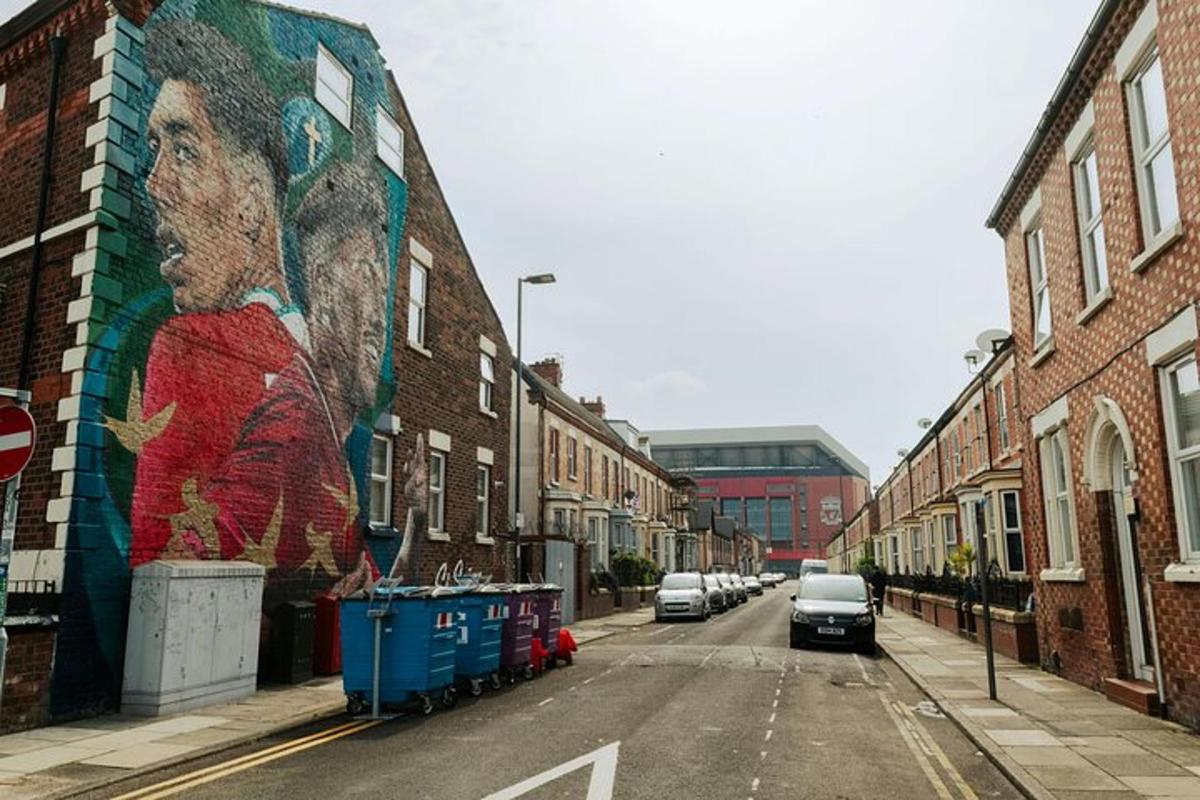 un murale di una donna sul lato di un edificio