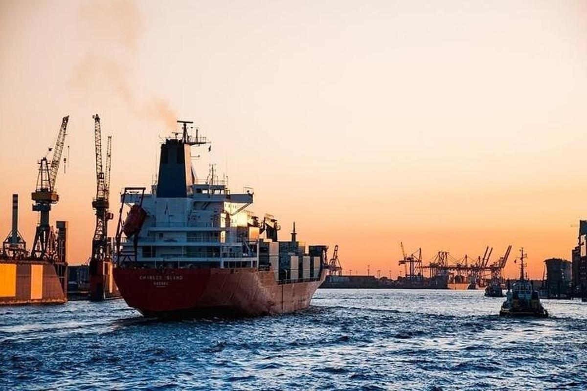 una nave da crociera in acqua al tramonto