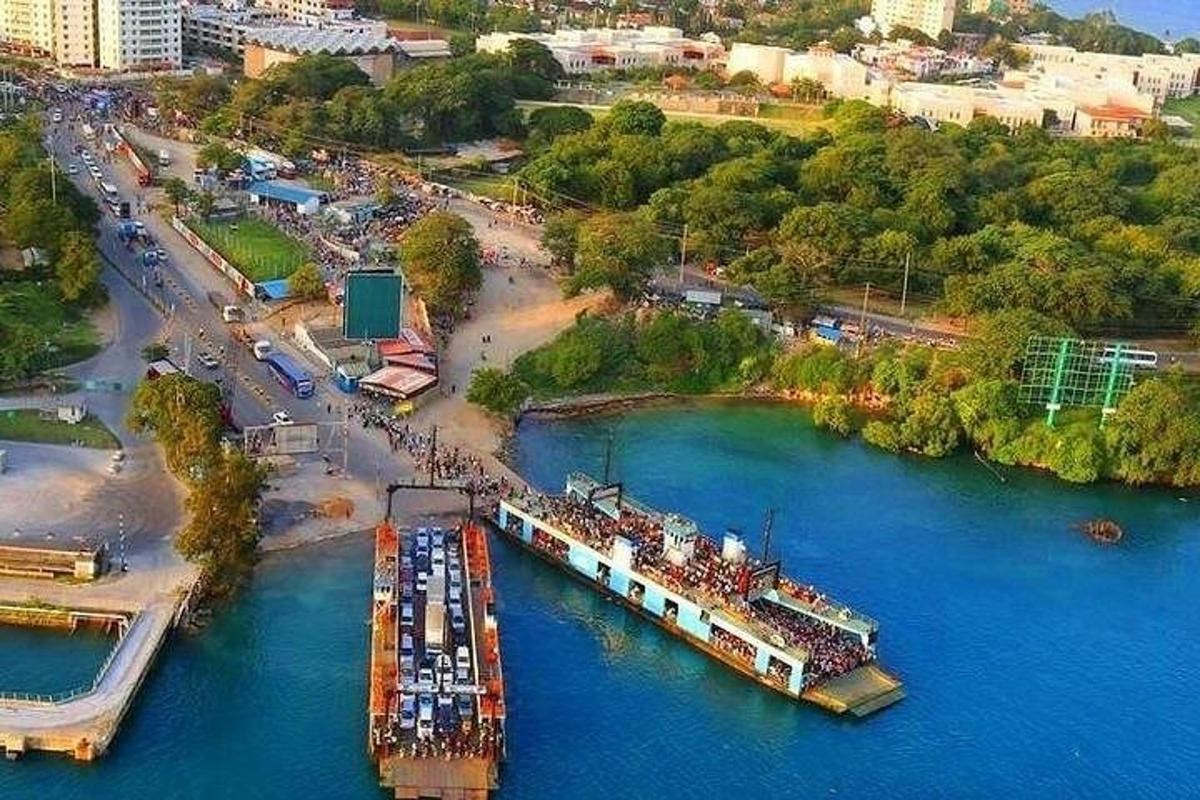 una barca in acqua vicino a una spiaggia
