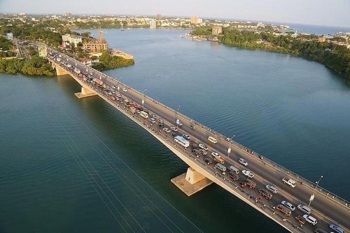 una vista dall'alto di un ponte sopra un fiume
