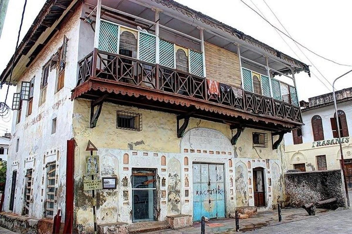 un vecchio edificio con un balcone in cima