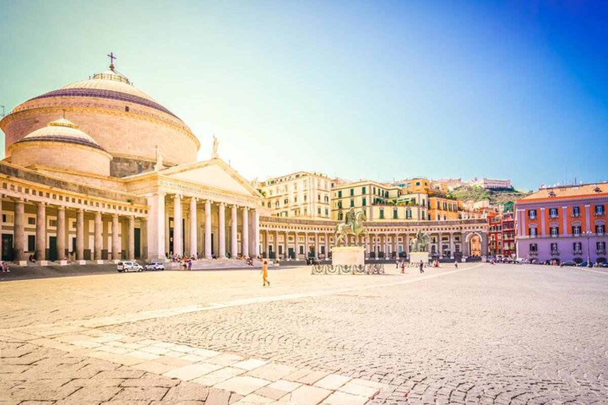 uma praça da cidade com um grande edifício com uma cúpula