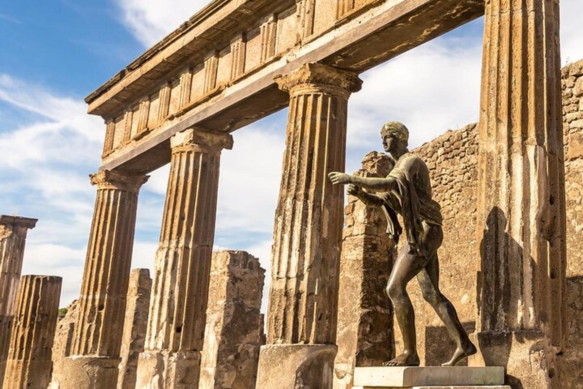 statua mężczyzny stojącego przed budynkiem