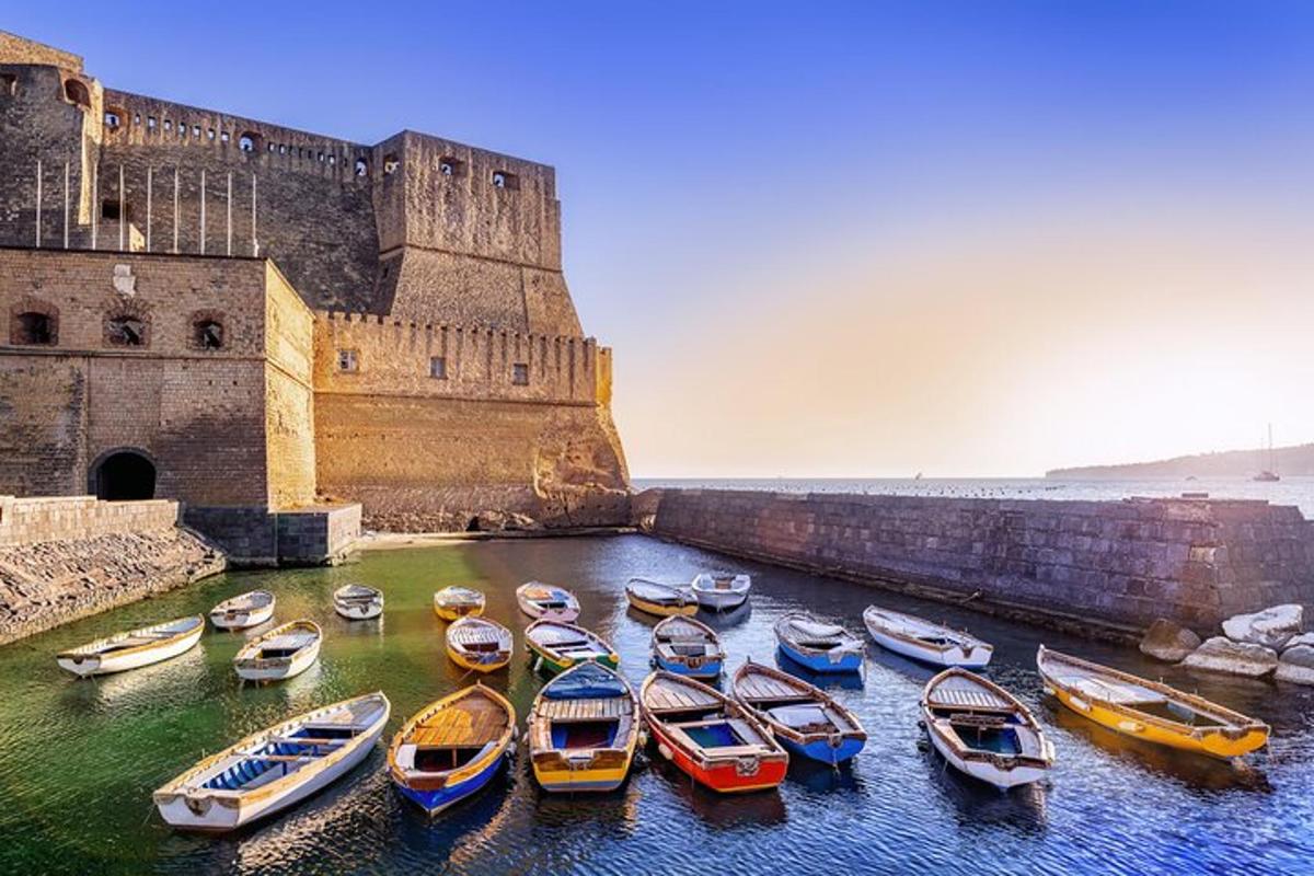 um grupo de barcos na água em frente a um castelo