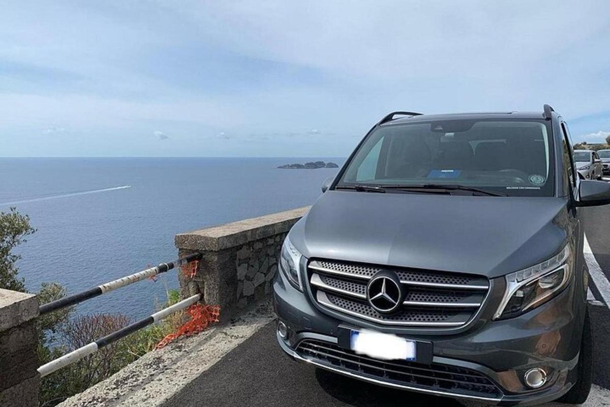 ookeani ääres tee ääres pargitud auto