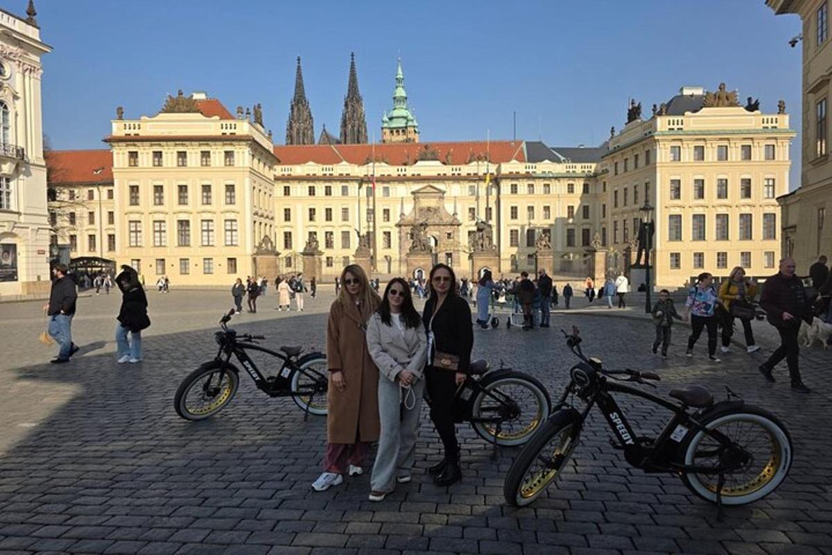 tři ženy stojící před budovou s koly