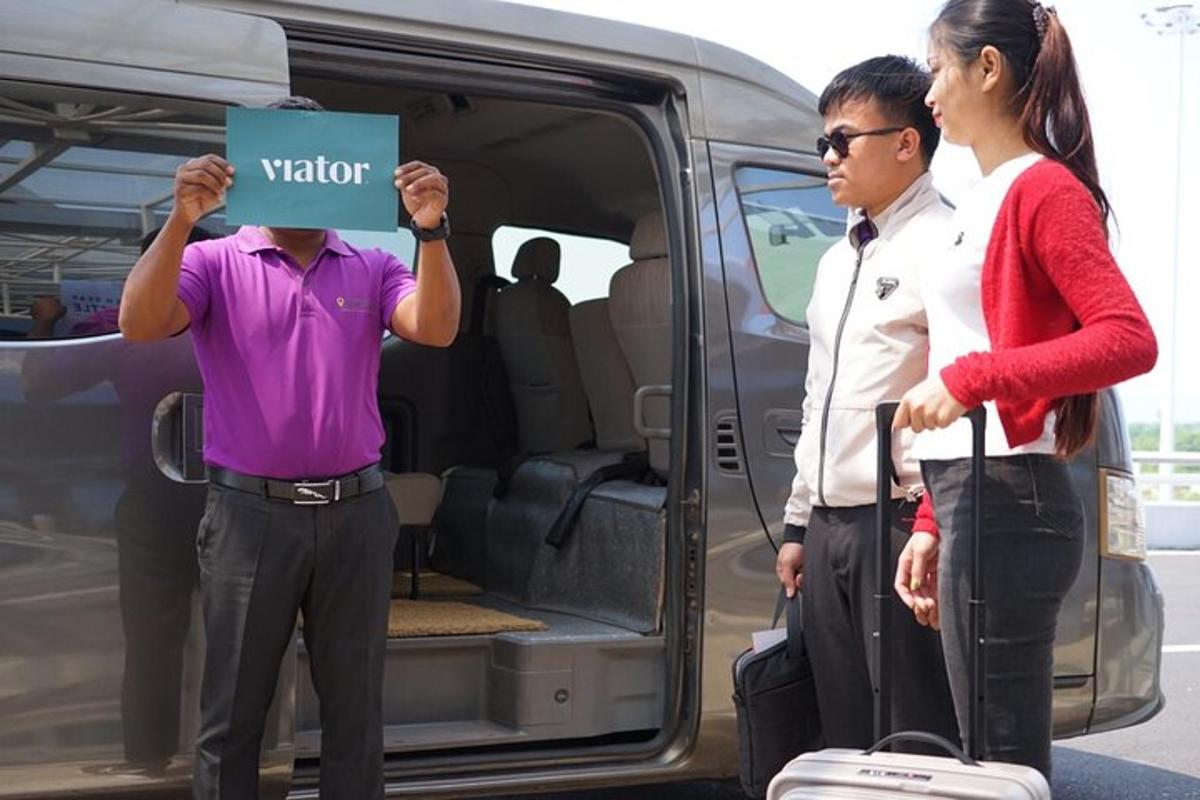 seorang lelaki dengan tanda di kepalanya di hadapan sebuah van