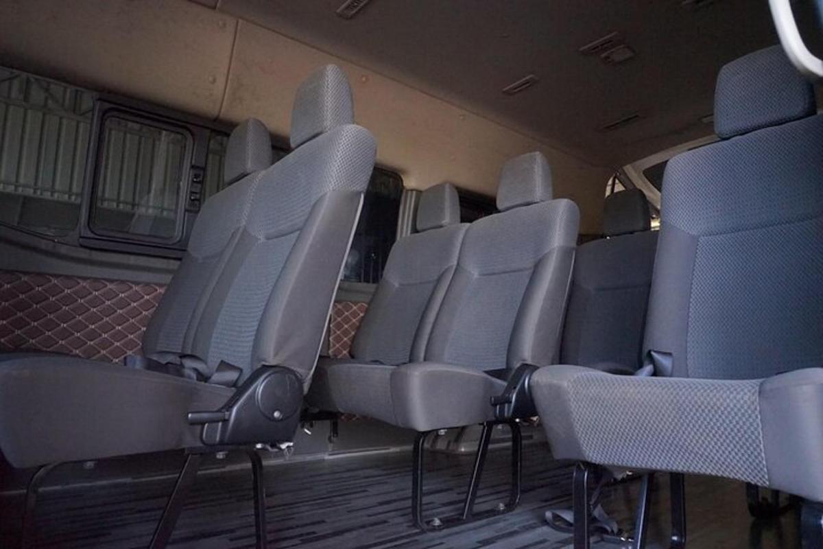 egy csoport üres ülés egy buszon