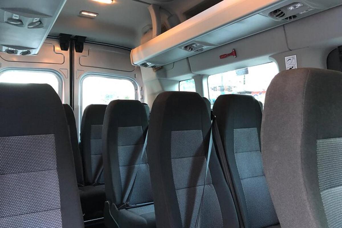 egy busz üres ülésekkel