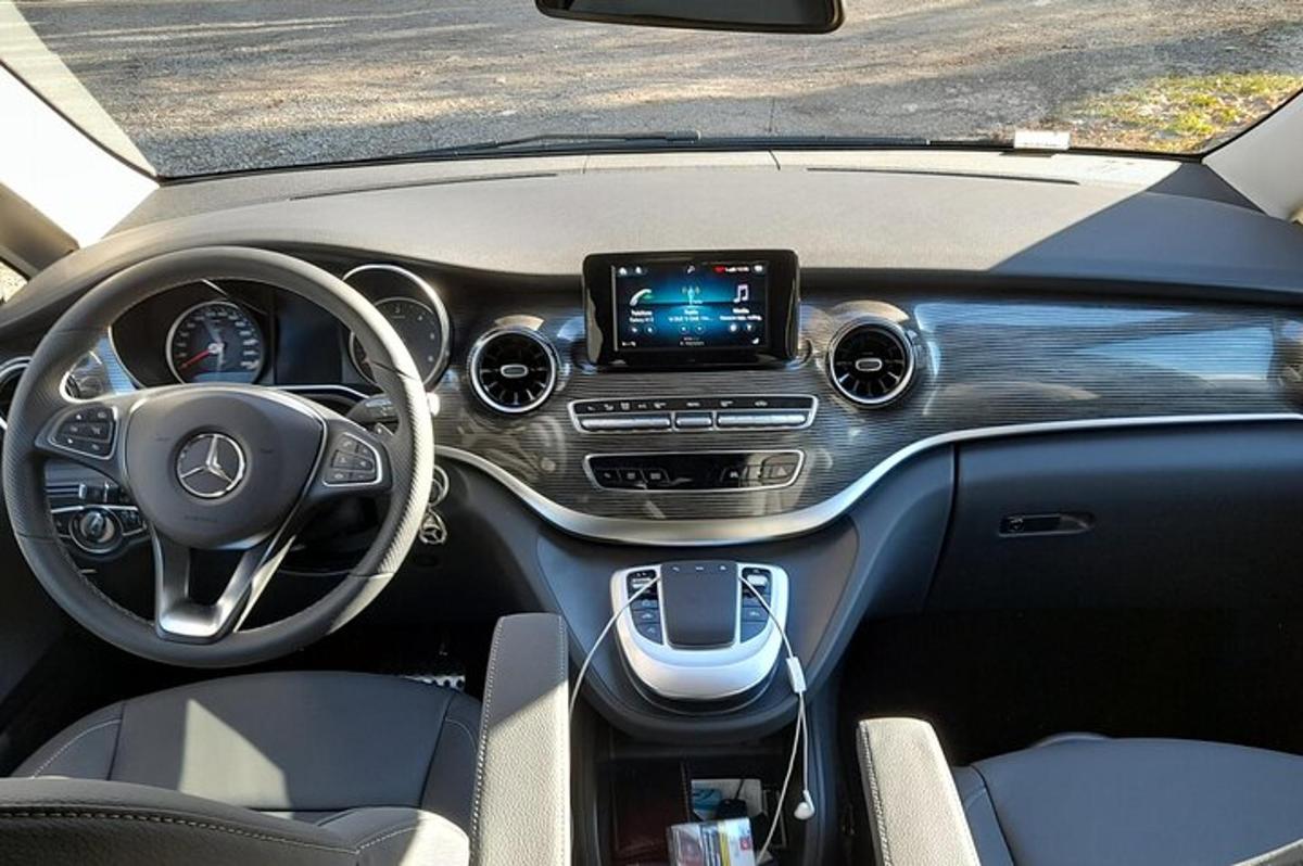 una vista del volant del cotxe Acedes Benz