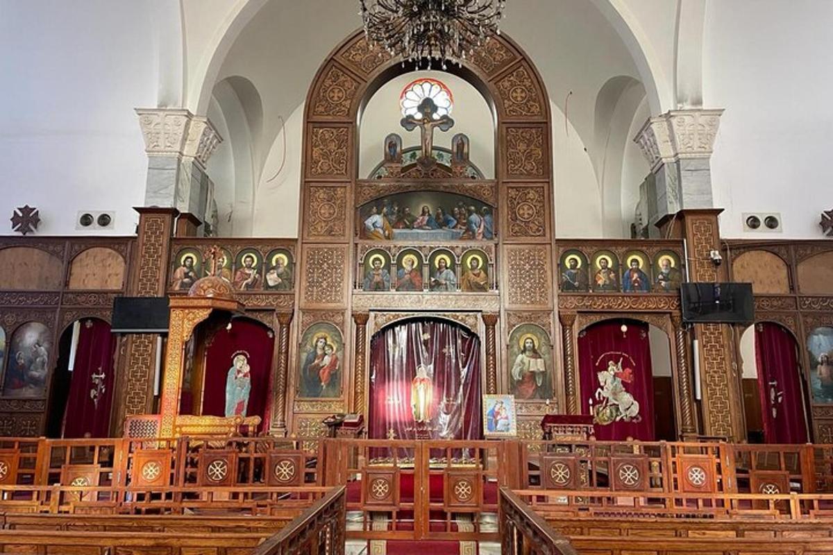 sebuah gereja besar dengan bangku kayu dan mezbah yang besar