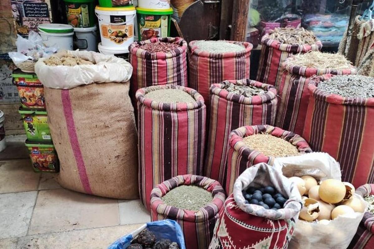 sekumpulan bekas yang dibungkus dengan makanan di dalamnya