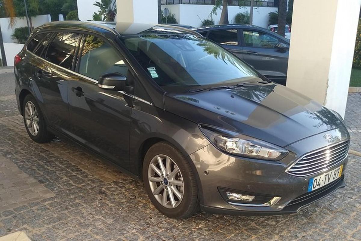 černé auto zaparkované vedle budovy
