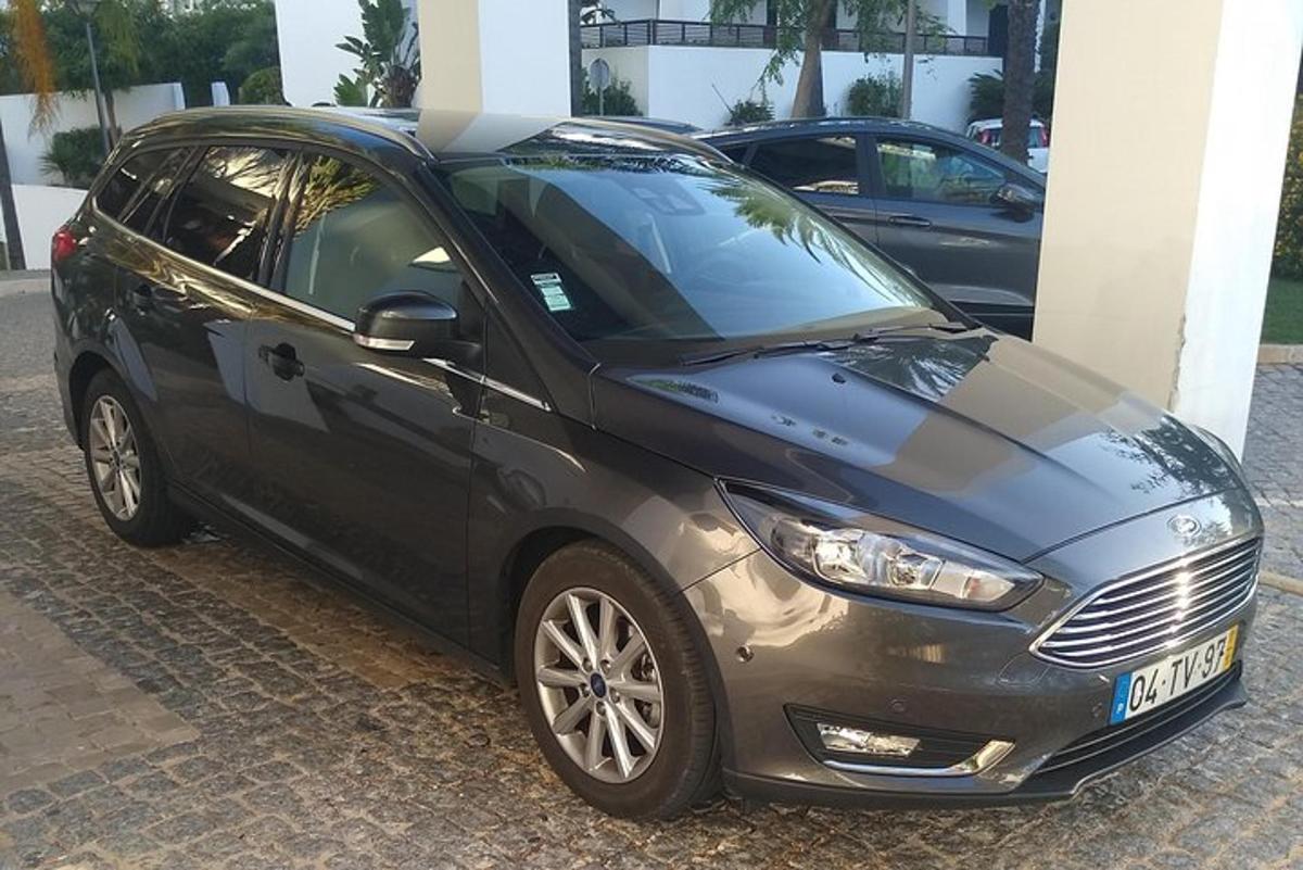 egy fekete autó parkolt egy épület mellett
