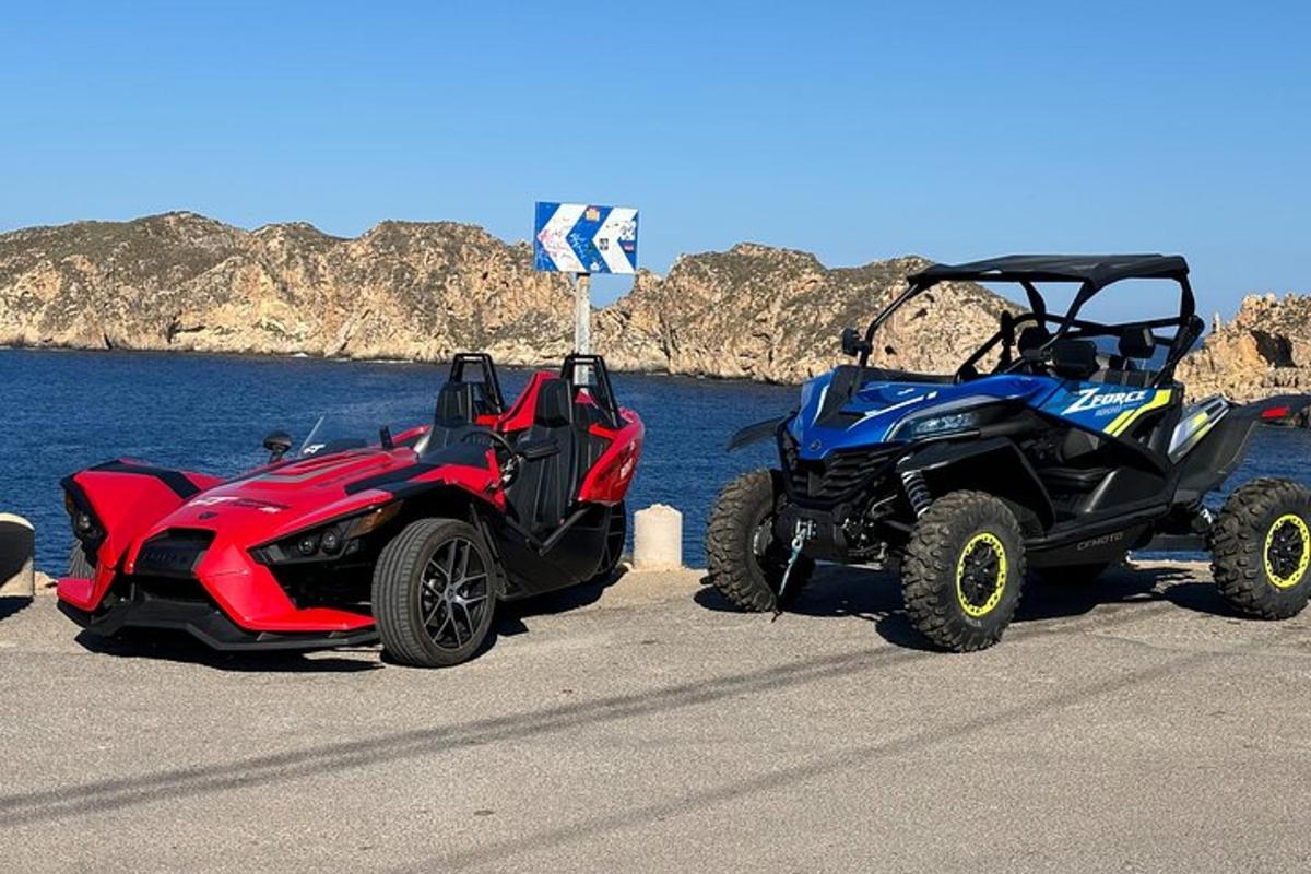 due quad e un quad parcheggiati vicino all'acqua
