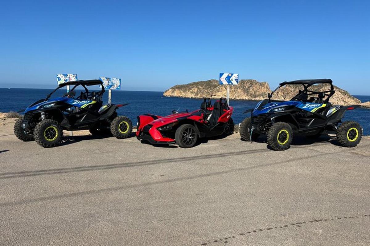tre quad e un quad parcheggiati sulla spiaggia