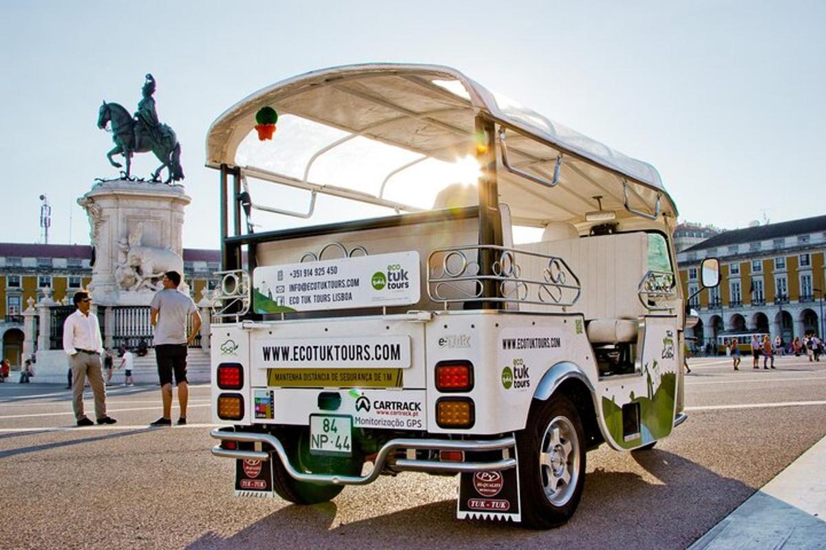dvoupatrový autobus zaparkovaný před budovou