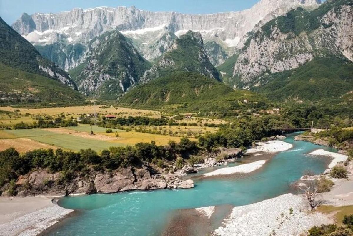 pogled na reko v gorski dolini
