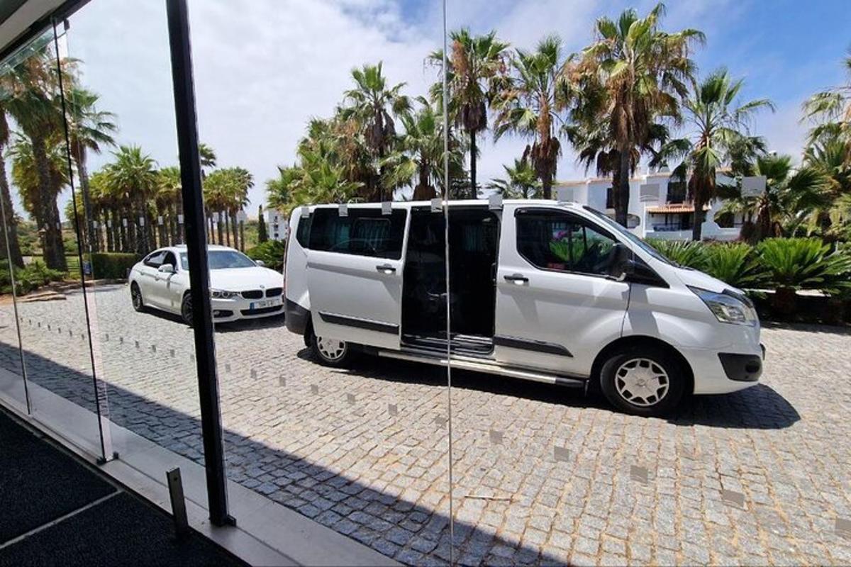beyaz bir minibüs bir otoparkta park edilmiş