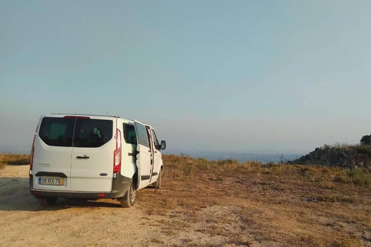 ένα άσπρο βαν παρκαρισμένο στην άκρη ενός χωματόδρομου