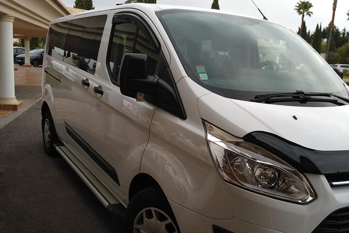 sebuah van putih diletakkan di tempat letak kereta