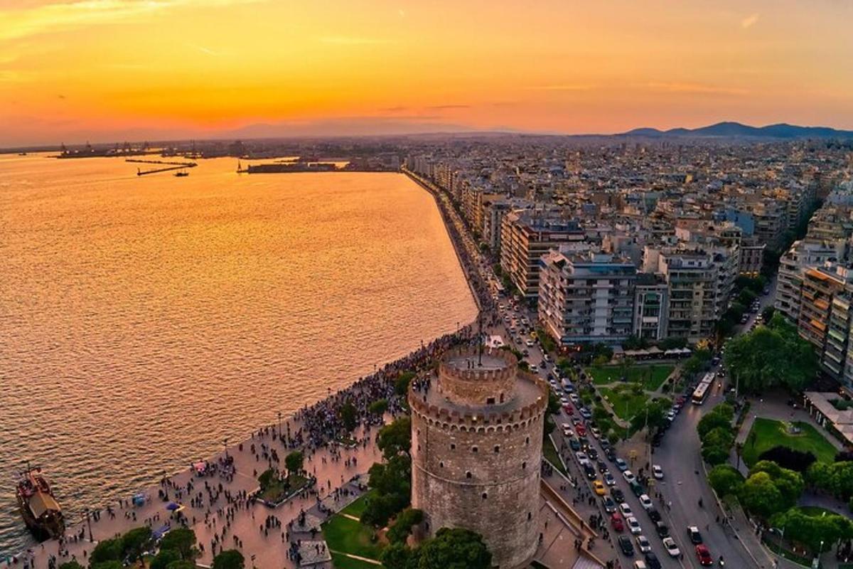 una vista aerea di una città con l'oceano