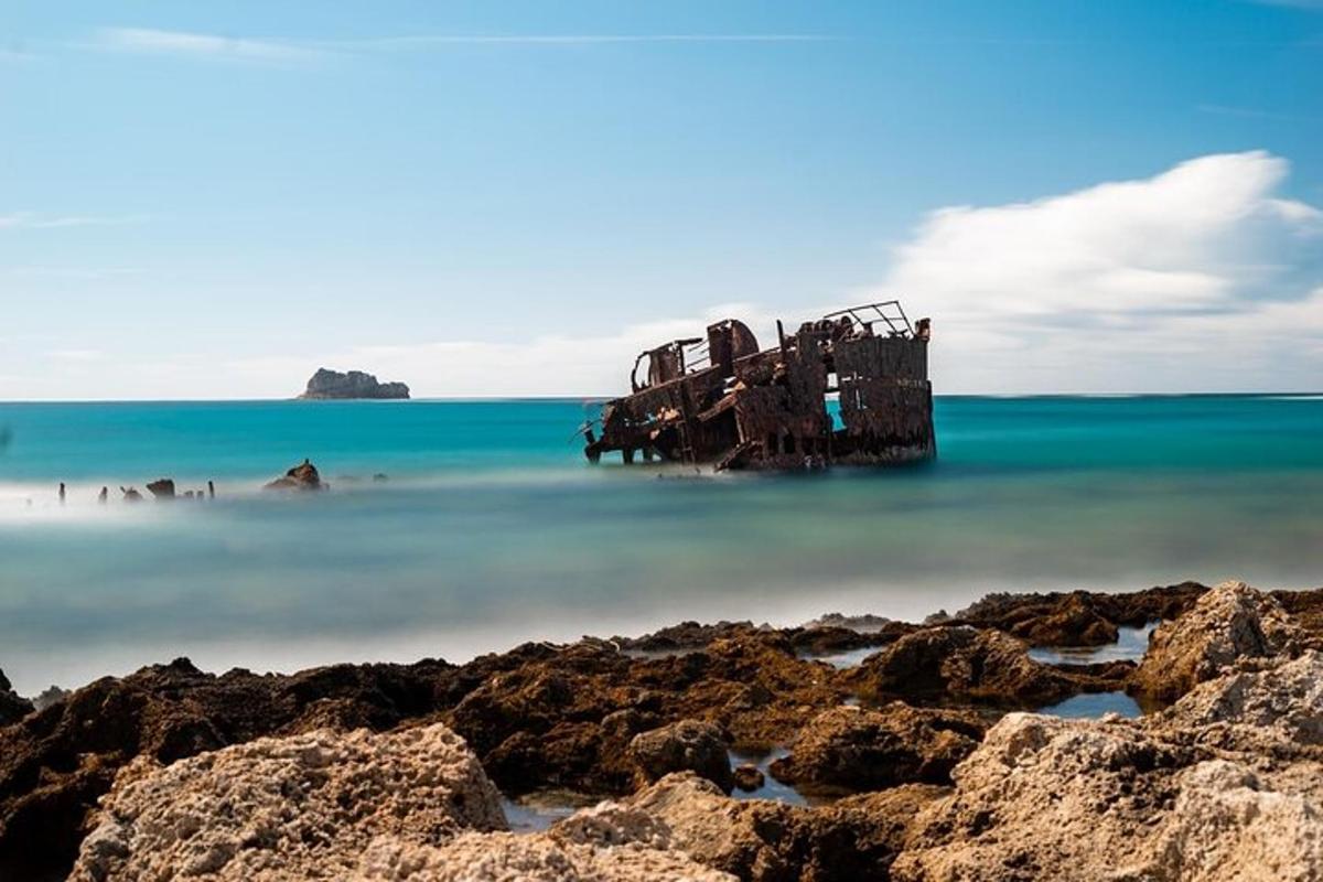 un naufragio de un barco en el agua
