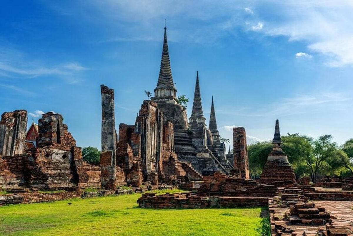 um templo com torres altas em um campo
