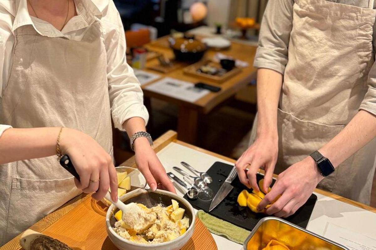 dve osebi stojita v kuhinji in pripravljata hrano