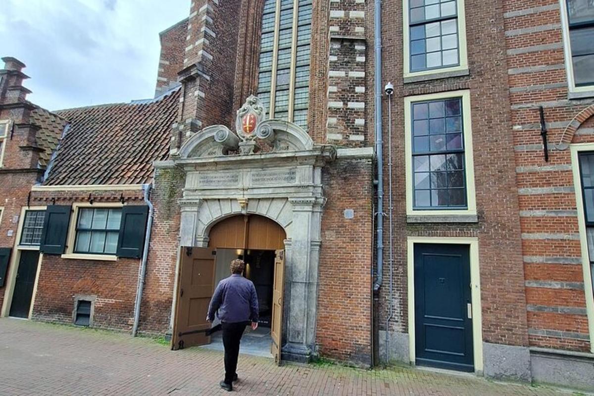 un home que entra en un edifici de maó amb una porta
