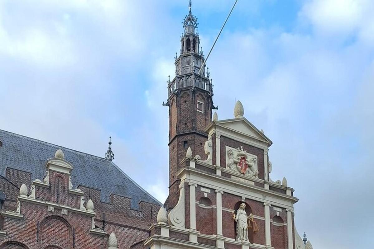 un edifici amb una torre del rellotge a sobre