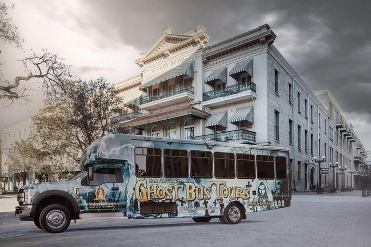 een bus staat geparkeerd voor een gebouw