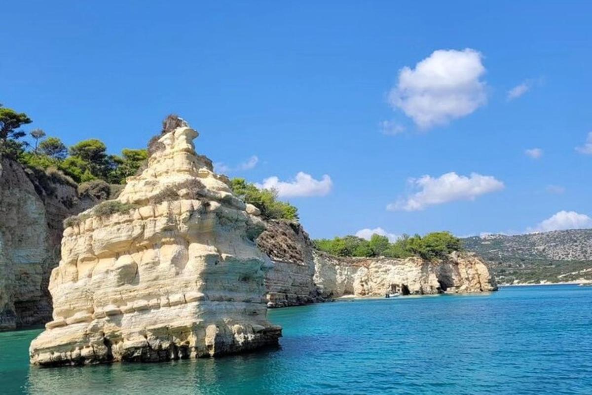 скальное образование посреди воды