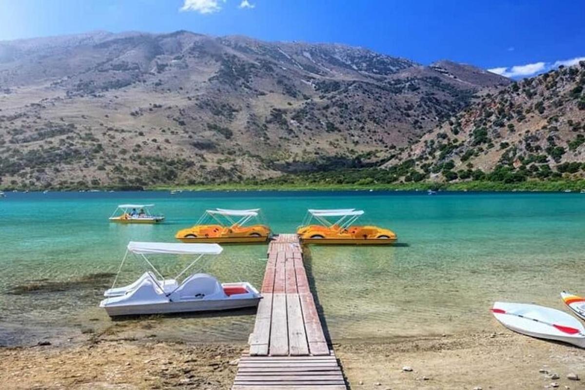 μια ομάδα σκαφών σε μια αποβάθρα στο νερό