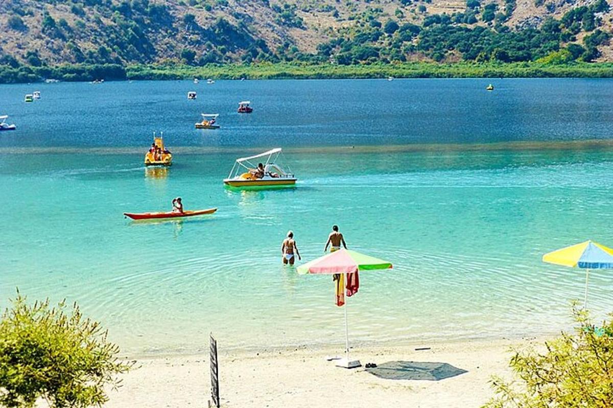 μια ομάδα ανθρώπων στο νερό σε μια παραλία