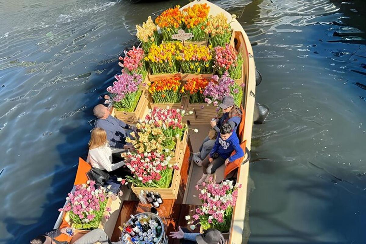en gruppe mennesker på en båt med blomster
