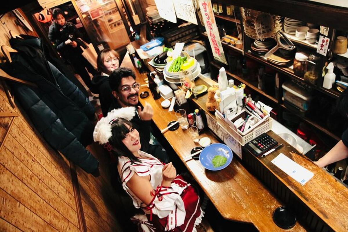 skupina lidí sedících u stolu v restauraci