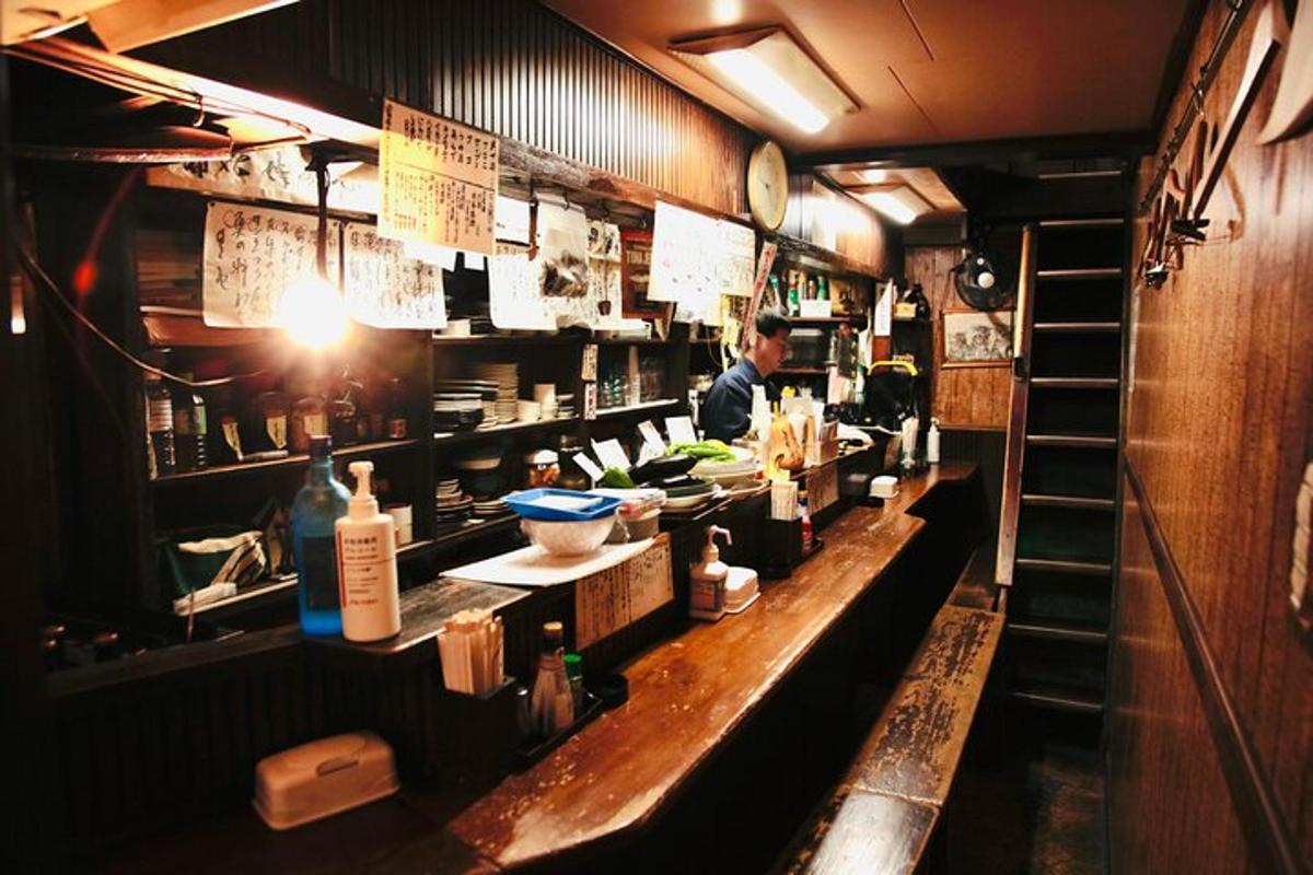 muž stojící za barem v restauraci