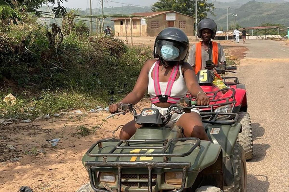 um homem e uma mulher andando em um quadriciclo