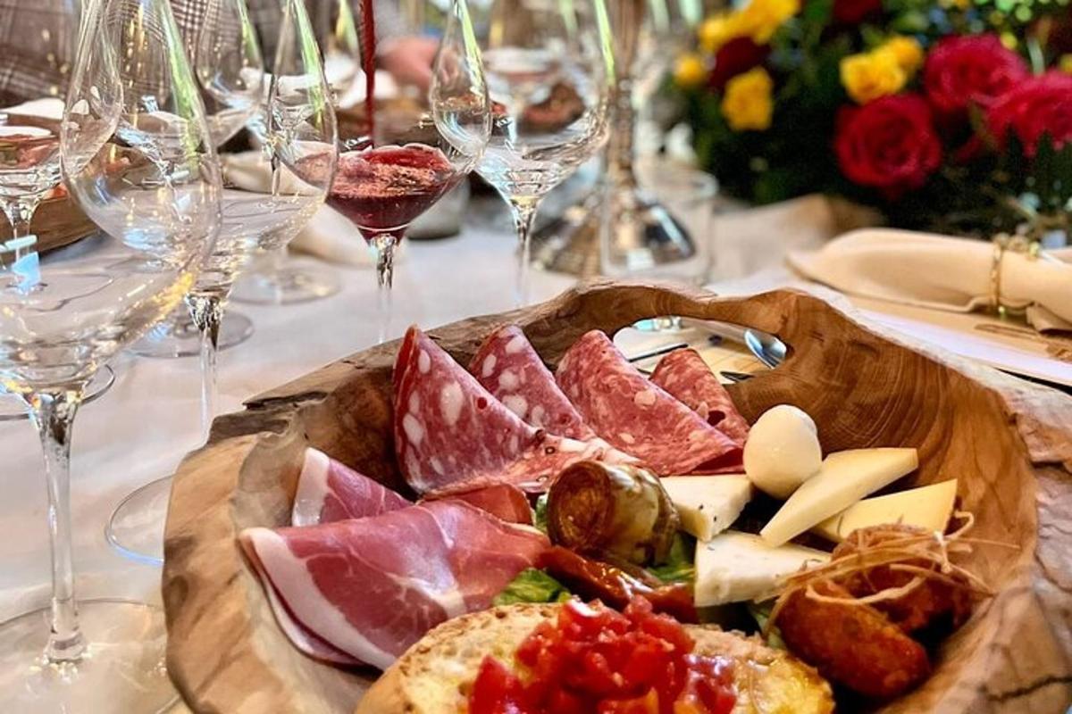 en tallerken med mat på et bord med vinglass